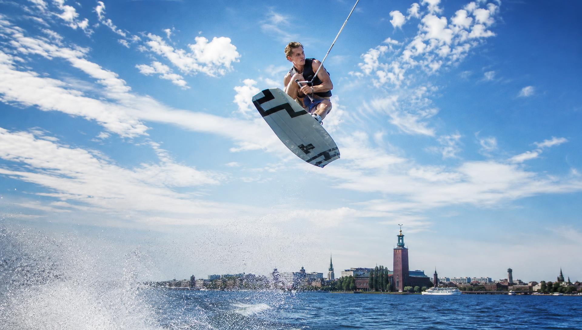 Wakeboardåkare hoppar högt över vattnet i Stockholm