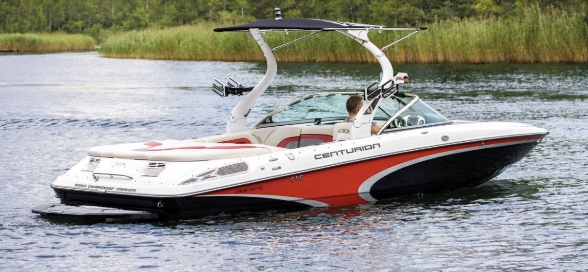 Wakeboardbåten på vattnet