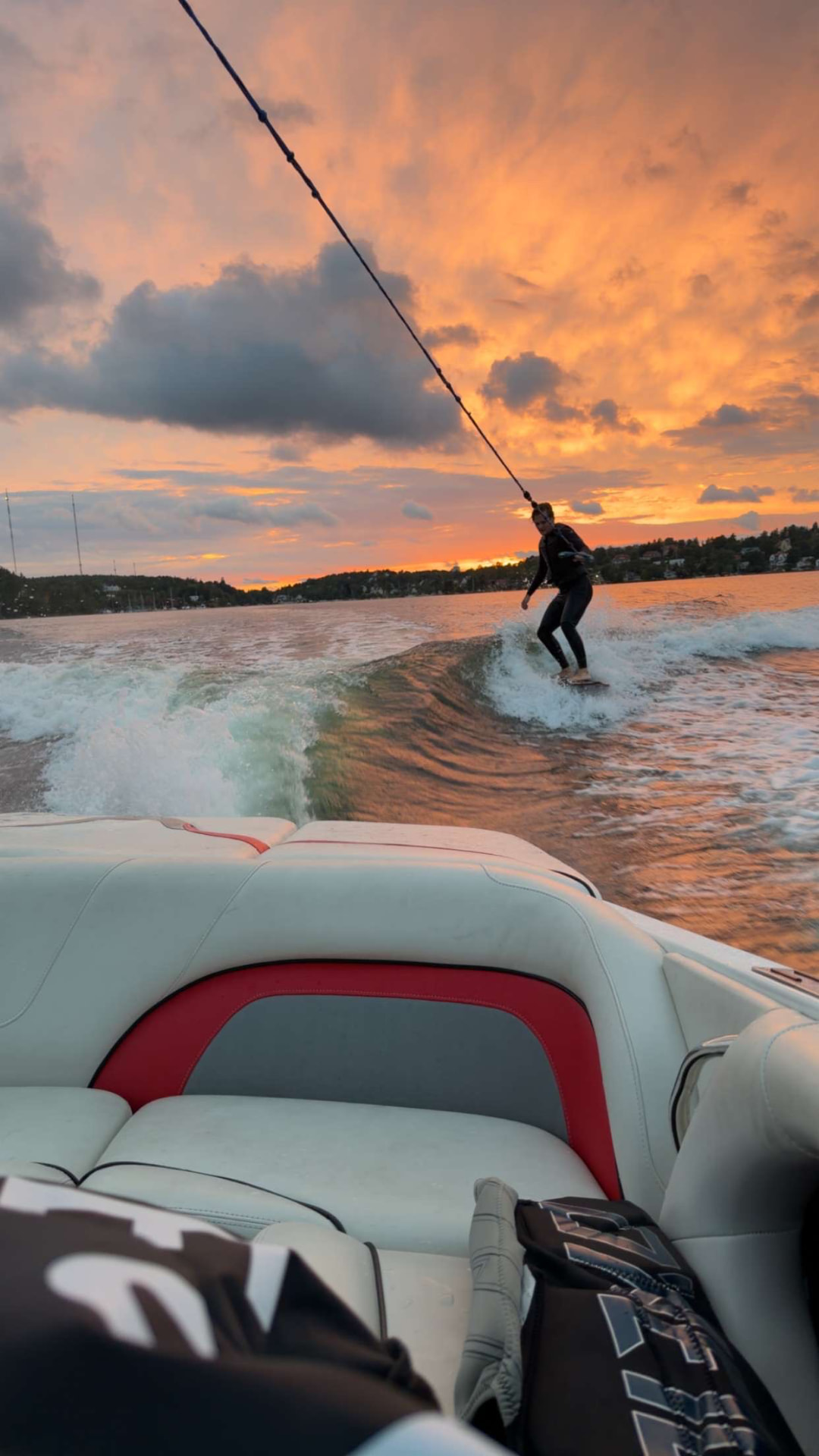 Wakesurfåkare i kvällsljus på vattnet